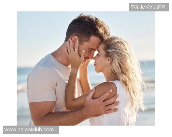 足球明星与女友共度浪漫沙滩假期尽显甜蜜与风情